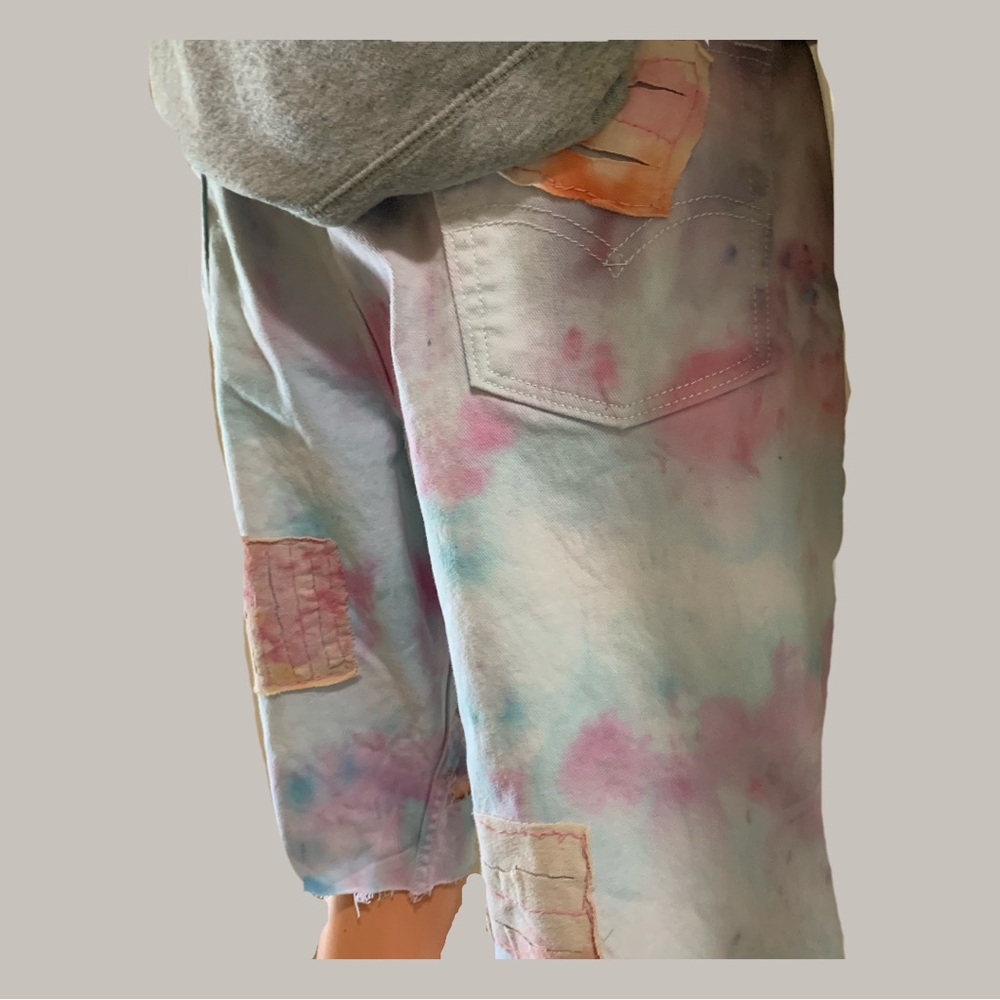 IT AIN’T BEIGE- Distressed and dyed cut-off shorts with patches - Picture 9 of 10
